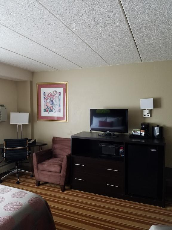 Ramada By Wyndham Minneapolis Golden Valley Exterior photo