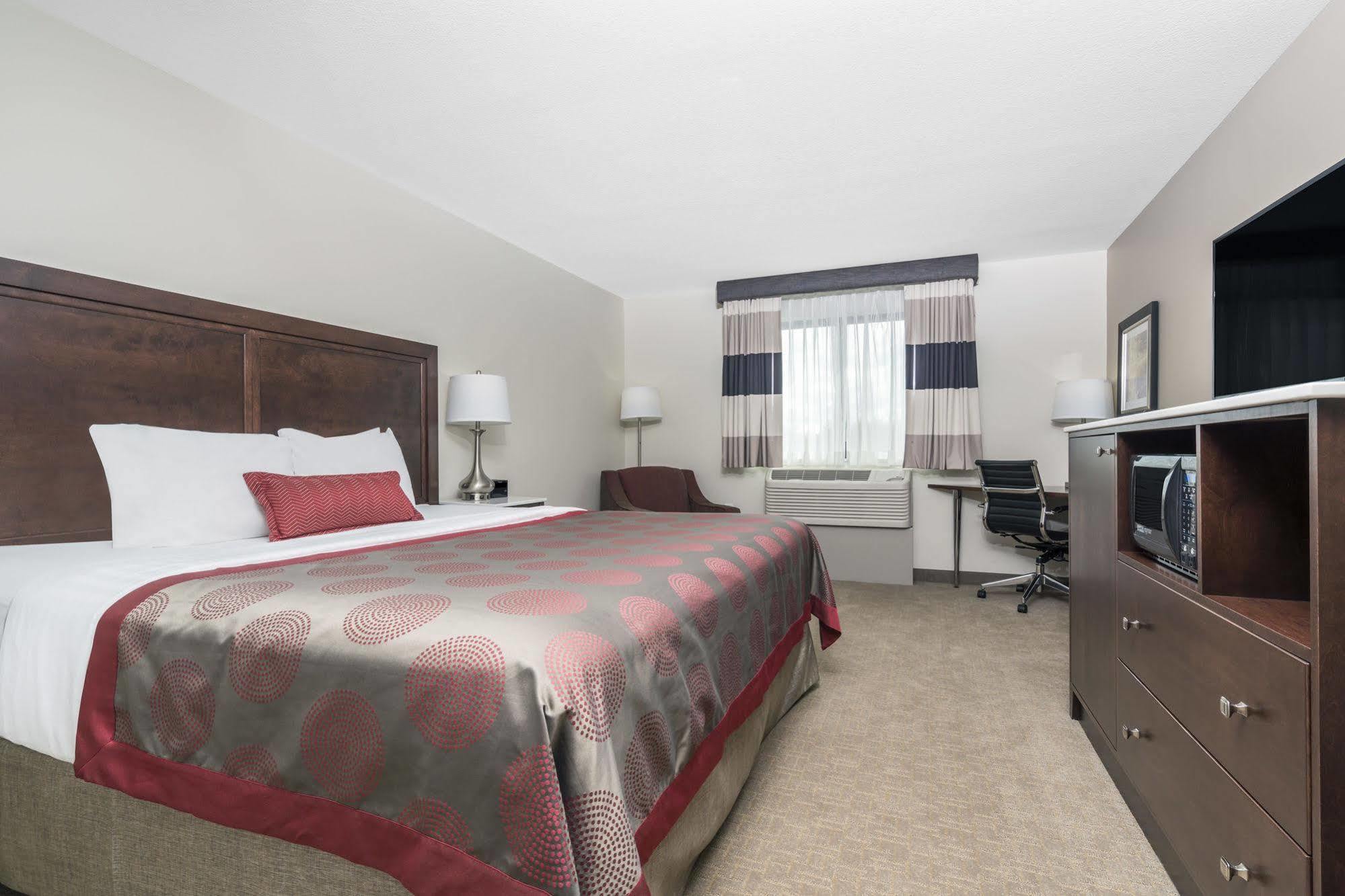 Ramada By Wyndham Minneapolis Golden Valley Exterior photo